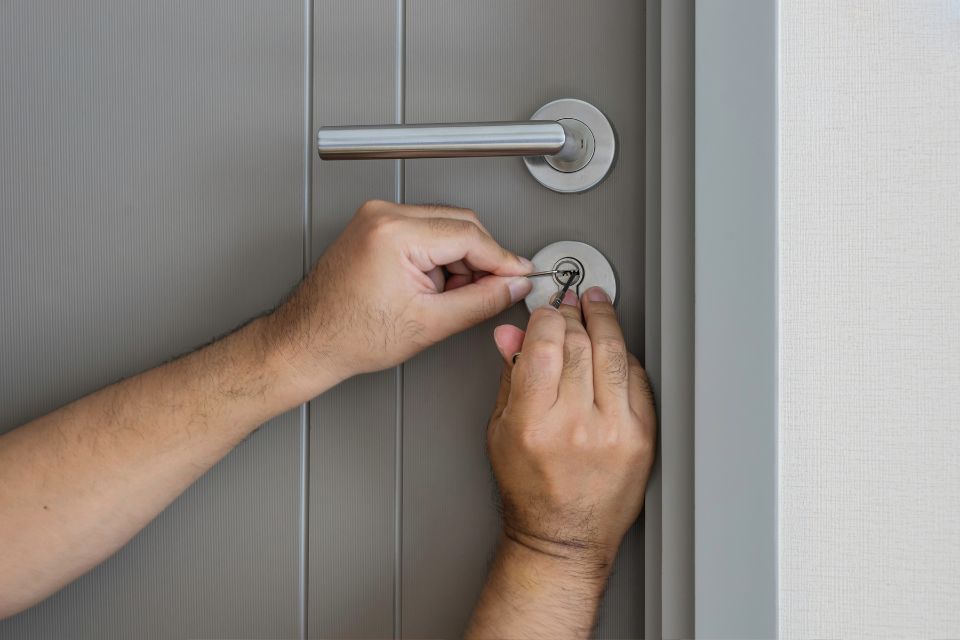 Ouverture de porte claquée en urgence à Marseille