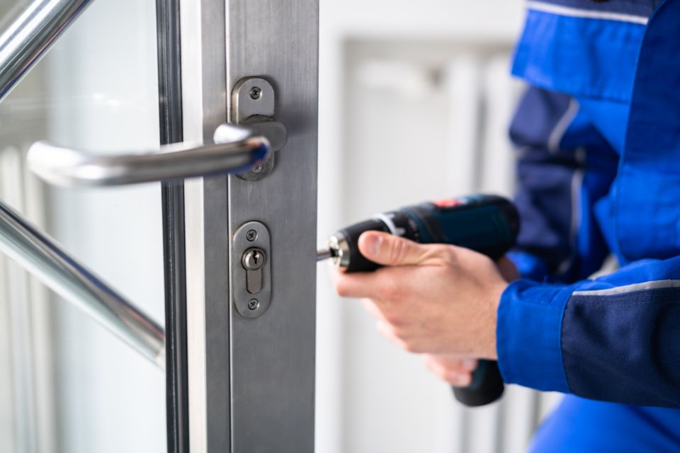 Réparation de porte et serrure à Marseille après effraction